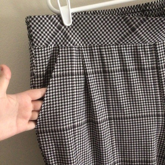 Torrid Women Plus Sz 2X Black White Plaid Houndstooth Crepe Pull-On Tapered Pant - Picture 5 of 9